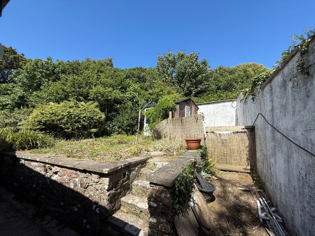 Lot: 177 - COTTAGE FOR IMPROVEMENT - Rear garden with shed